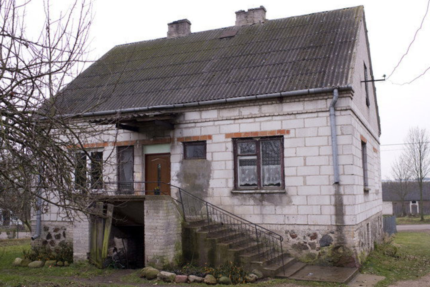 Namas, kuriame gyvena įtariamoji.