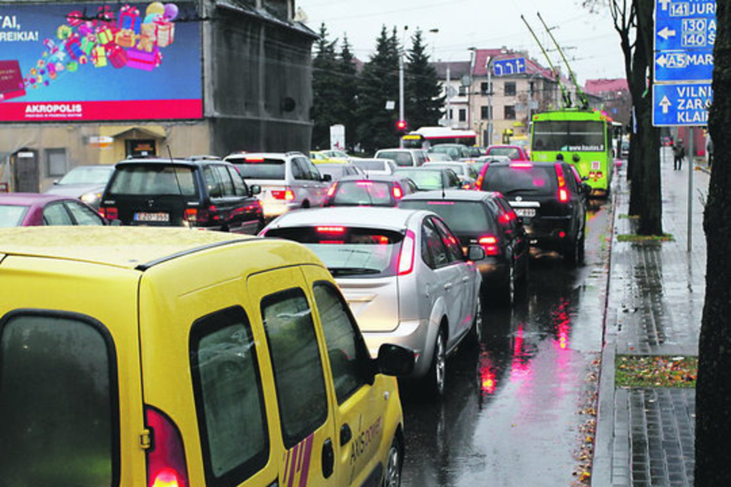 Šv.Gertrūdos gatvėje kiekvieną rytą ir vakarą susidaro automobilių spūstys.