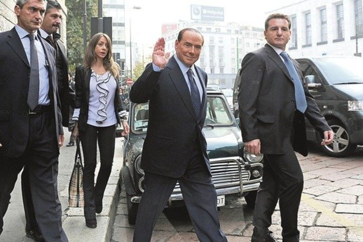 Milano teismo rūmuose S. Berlusconi visą spalį lankėsi šypsodamasis – jis sieks sugrįžti į didžiosios politikos sceną.