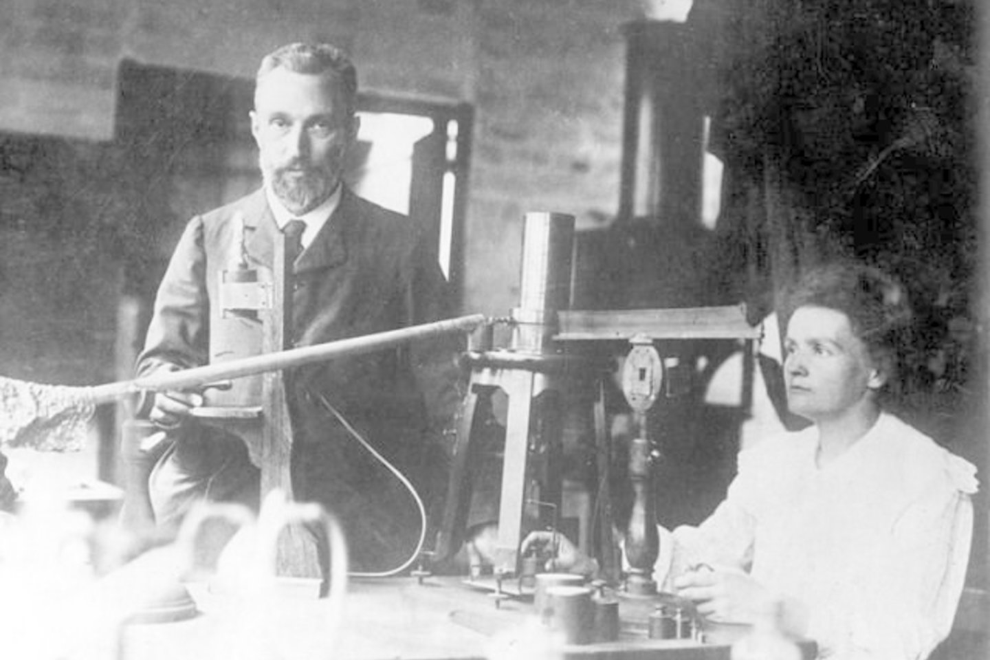 Marie Curie buvo įvertinta Nobelio fizikos premija 1903 metais ir Nobelio chemijos premija 1911 metais.