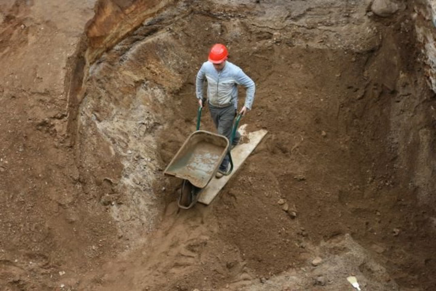 "Juodieji archeologai" pelnosi iš neteisėtai iškastų ir pasisavintų istorinių vertybių.