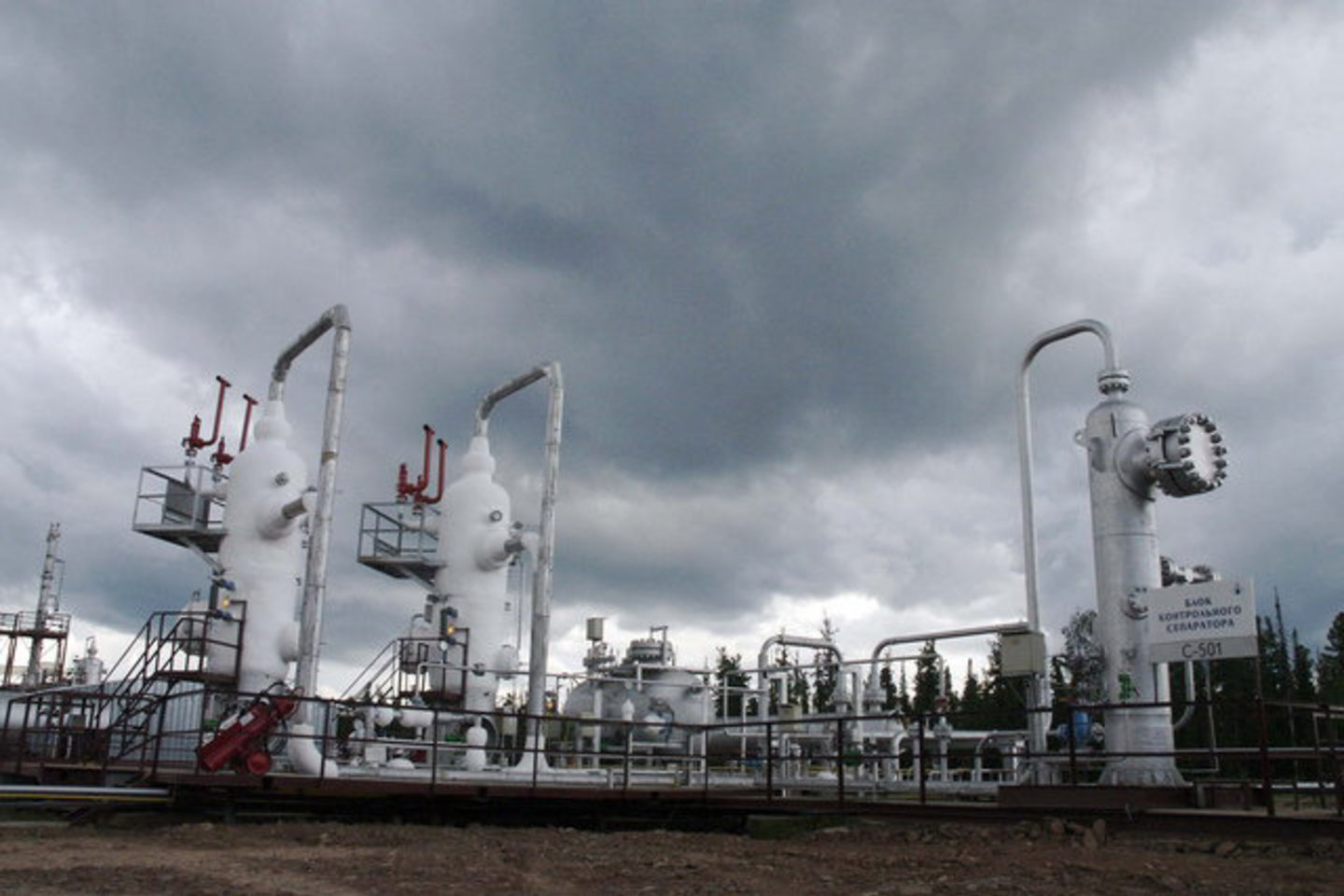„Gazprom“ pirmadienį sutiko pakeisti PGNiG taikomą dujų kainos formulę. Kaina sumažės nuo 550 JAV dolerių iki 450 JAV dolerių už tūkstantį kubinių metrų.
