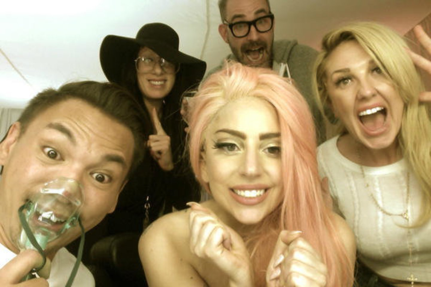 Savo „Twitter“ profilyje Lady Gaga įsidėjo nuotrauką, kurioje su draugais švenčia B. Obamos pergalę.