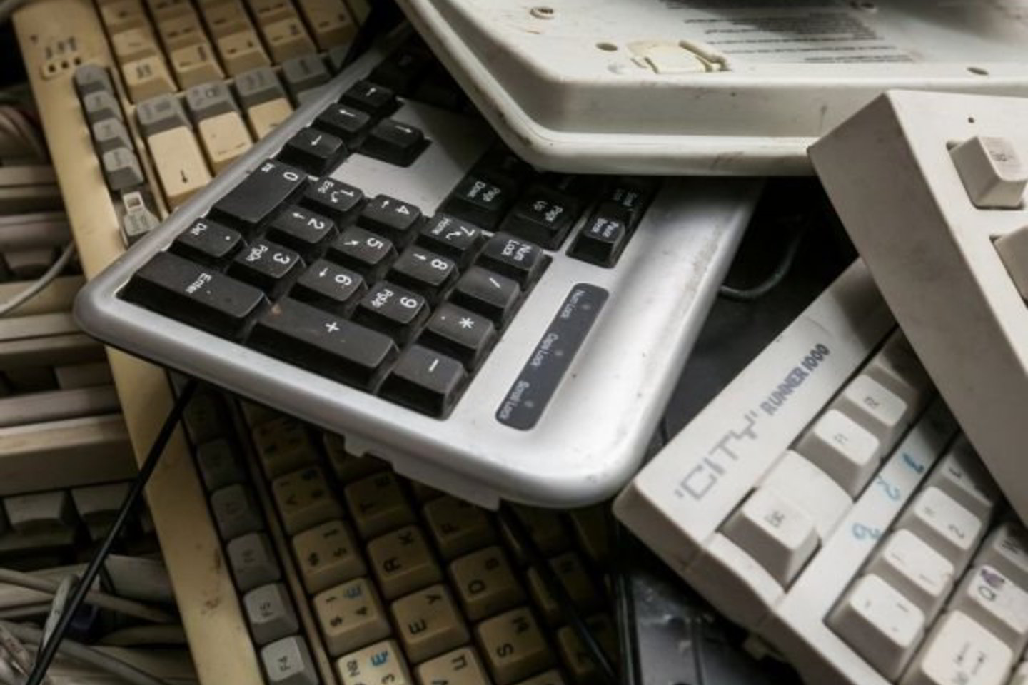 Kaip žinoma, elektronikos atliekos negali patekti į bendrus buitinių atliekų sąvartynus, todėl jų negalima mesti į buitinių šiukšlių konteinerius.