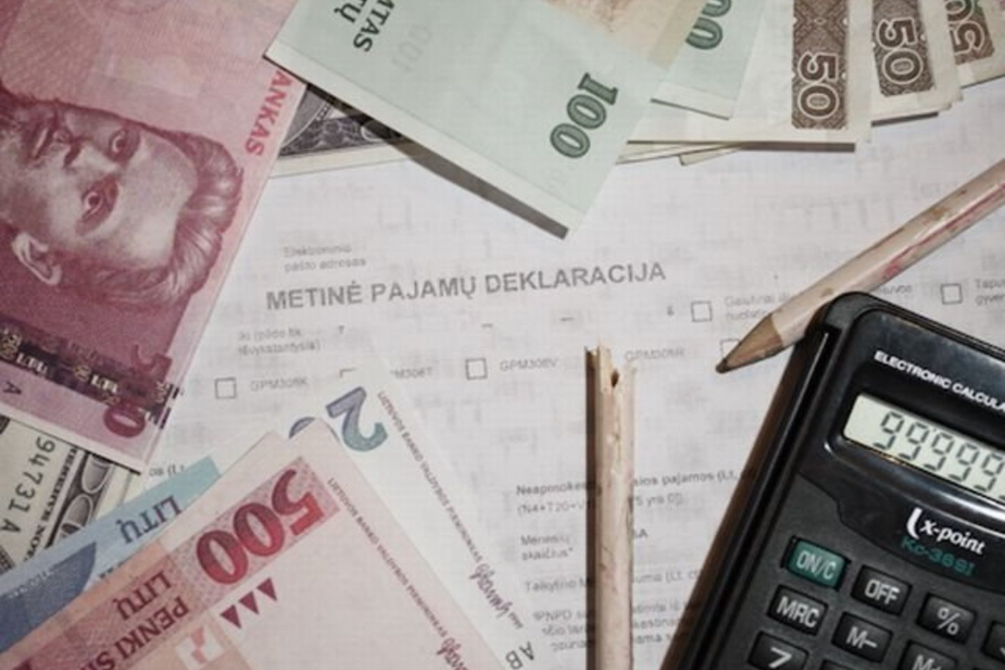 Oficialiai bendrovėje dirbusios buhalterės gaudavo apie 800 litų, o dar dalį - nuo 500 iki 1500 litų - gaudavo neoficialiai.