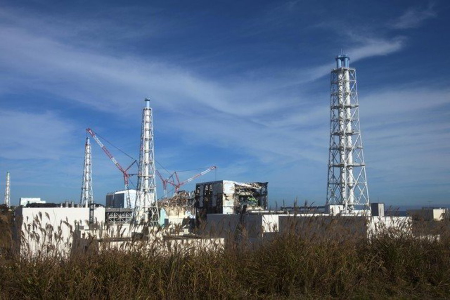 Bendrovė „Tokyo Electric Power Co.“ (TEPCO) nurodė, kad radioaktyviais teršalais užterštų teritorijų valymas ir išmokos žmonėms, kurių gyvenimą paveikė ši nelaimė, kainuos gerokai daugiau nei 5 trln. jenų, kaip buvo prognozuojama balandį.