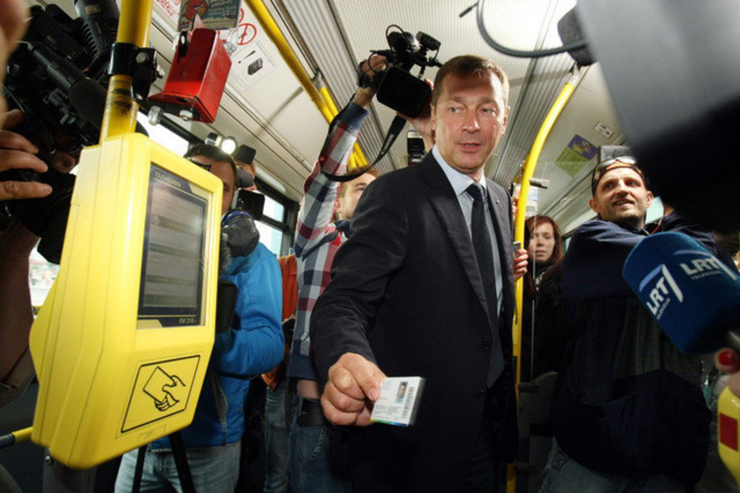 Vilniaus meras A. Zuokas troleibuse bando naują bilietų sistemą, kurią griežčiau tikrins kontrolieriai.<br>R. Danisevičius