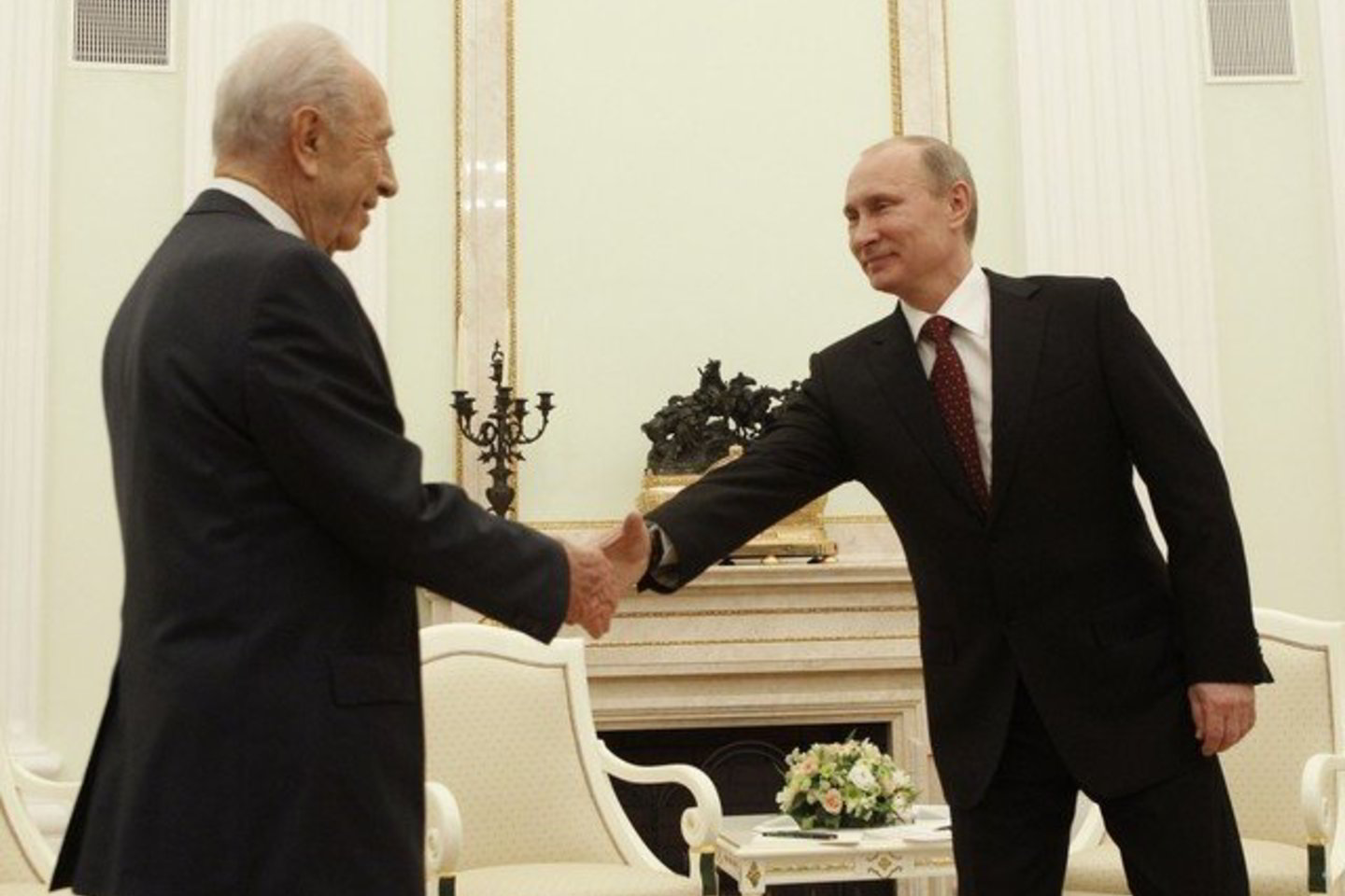 Ketvirtadienį vykusio susitikimo su Sh. Peresu pradžioje V. Putinas sakė, kad dvišaliai santykiai vystosi sėkmingai.