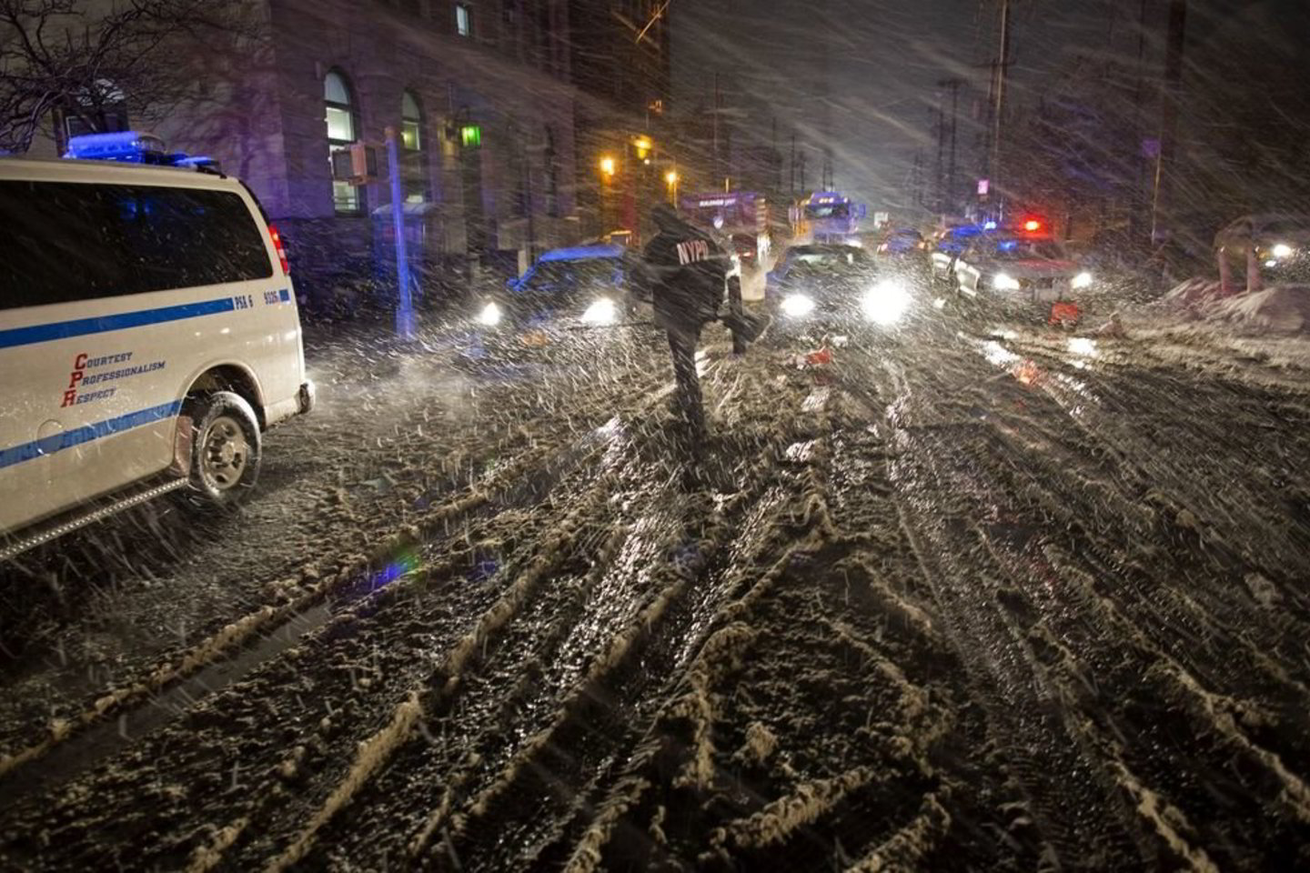 Padėtį dar labiau blogina tai, jog oro temperatūrai nukritus iki nulio laipsnių, keliuose formuojasi plikledis.