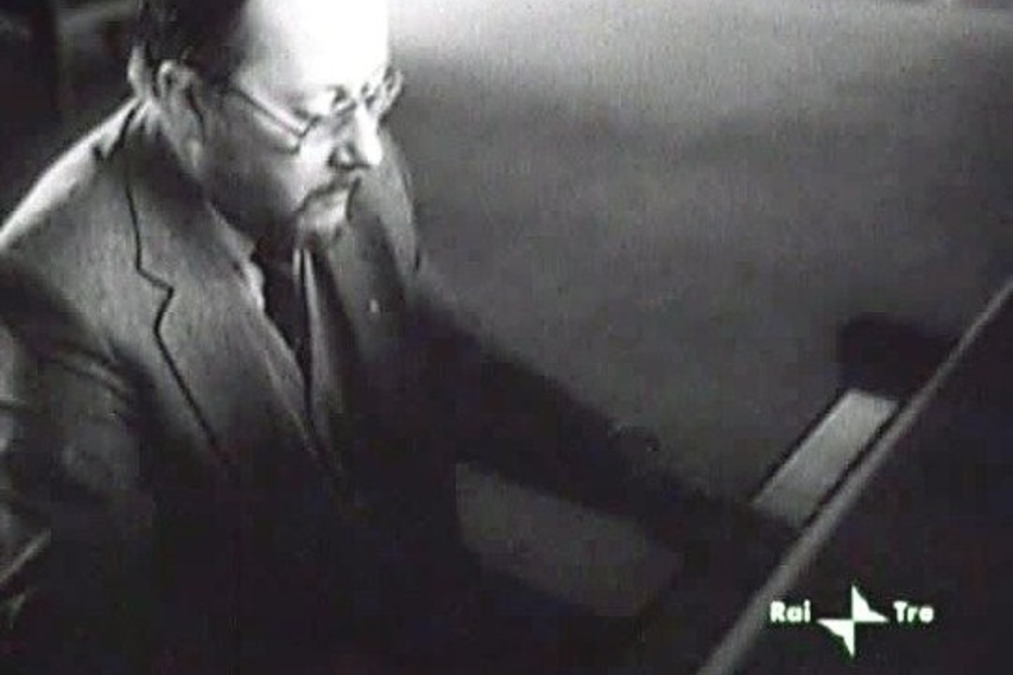 A. Sokurovas užfiksavo V. Landsbergį, Aukščiausiojoje Taryboje skambinantį kompozitoriaus M. K. Čiurlionio preliudus.