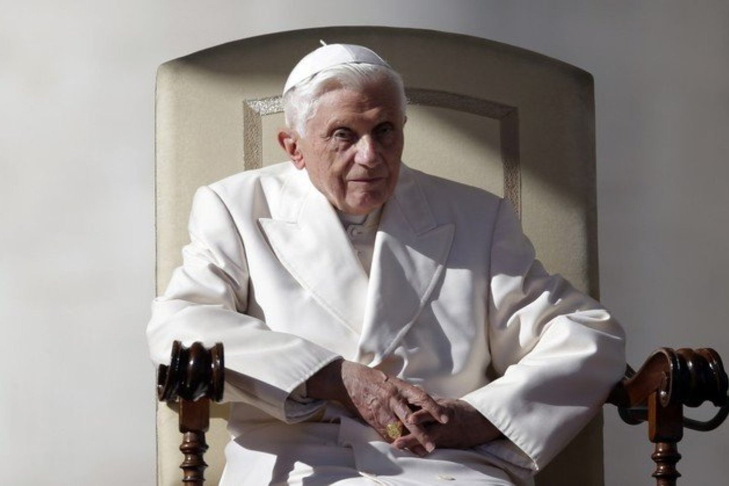Benediktas XVI 2007 metais sušvelnino apribojimus tradicinėms lotyniškoms mišioms.