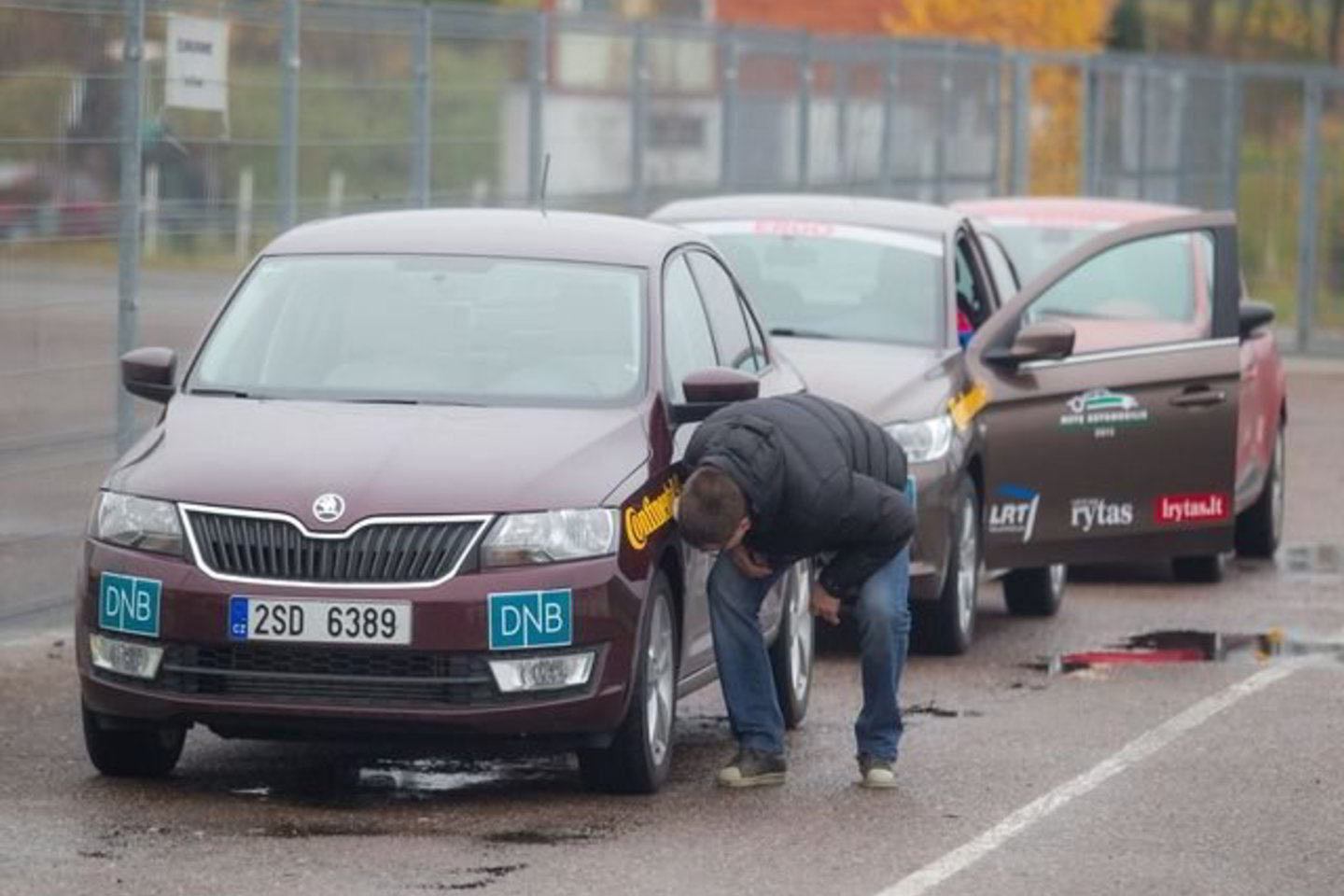 Geriausio Lietuvos automobilio rinkimų komisijos nariai Kačerginėje ne tik tobulino savo įgūdžius, bet ir lygino mašinų valdymo savybes.