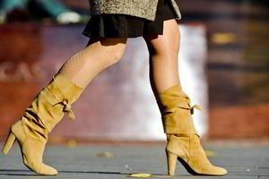 Kuo rizikuoja moterys, vėsiu oru dėvinčios trumpus sijonus?