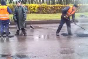 Gatvių remontas kaunietiškai – asfaltas pilamas į balą (video)