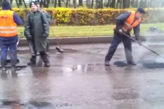 Gatvių remontas kaunietiškai – asfaltas pilamas į balą (video)