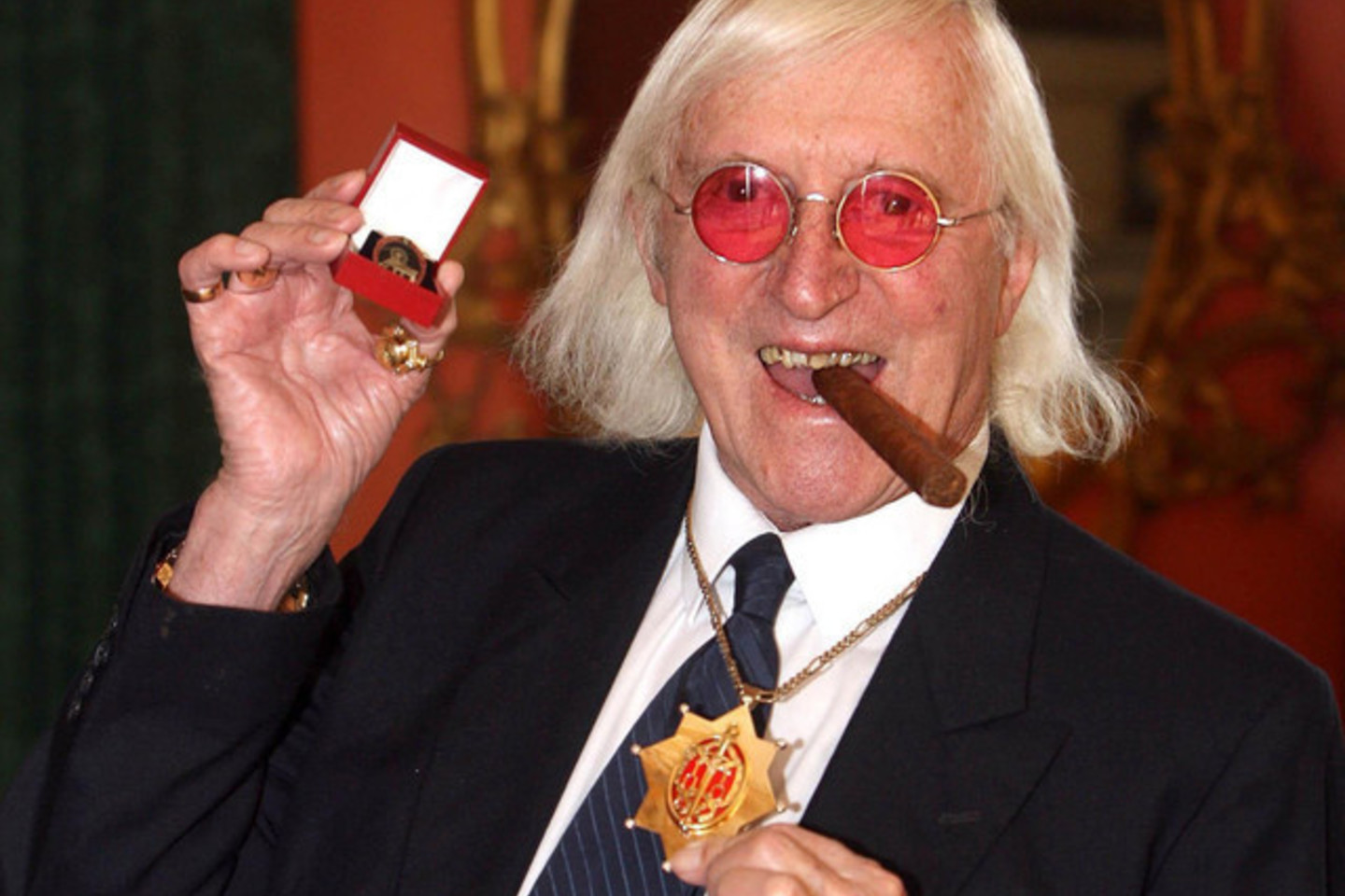 J. Savile'is, kuris daugiau kaip du dešimtmečius buvo viena didžiausių BBC žvaigždžių, kaip dabar manoma, lytiškai išnaudodavo nepilnametes mergaites, kartais - ir BBC patalpose.