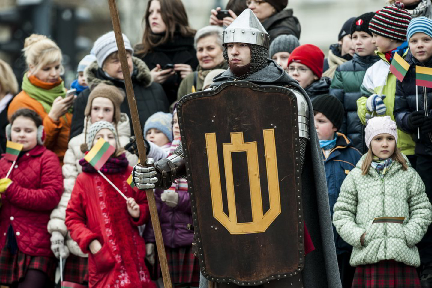 Tradiciškai Kariuomenės diena buvo paminėta iškilminga karių rikiuote Vilniaus Katedros aikštėje ir paradu Gedimino prospekte.<br>V. Ščiavinskas