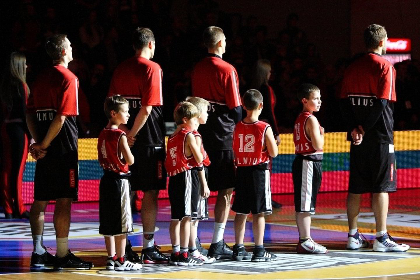 Į aikštelę, laikydami už rankos po vieną SKM auklėtinį, įbėgo visi Vilniaus „Lietuvos ryto“ komandos žaidėjai.<br>SKM