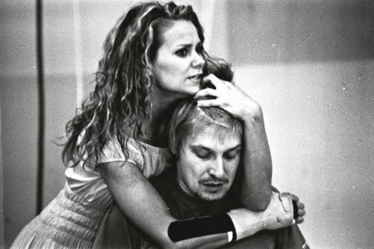 „Katedros” virsmas O. Koršunovo spektakliu - nespalvotose nuotraukose