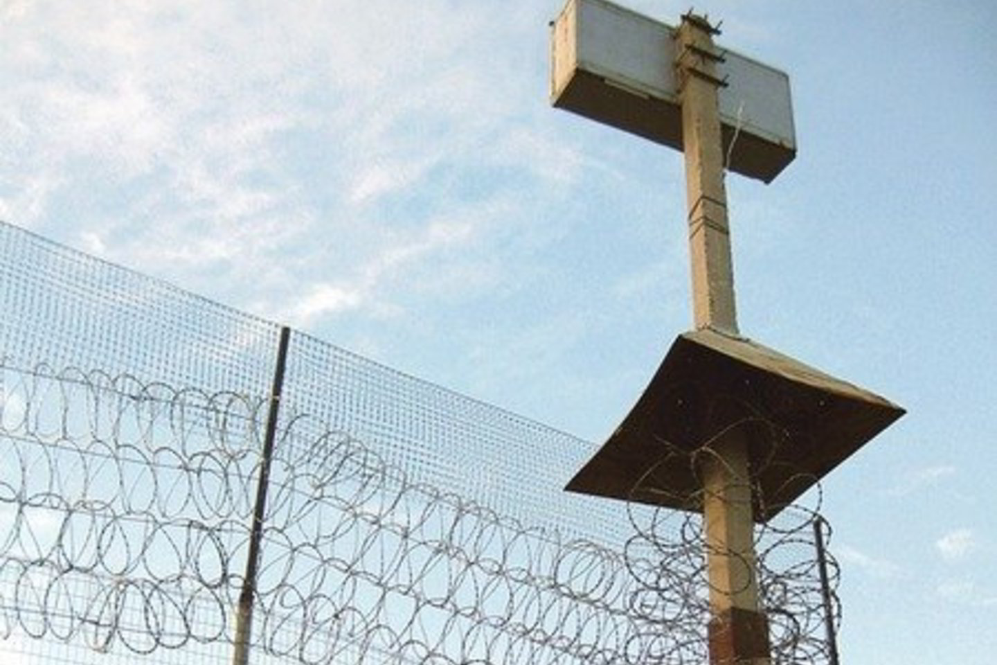 Kalėjimuose įrengta mobiliojo ryšio blokavimo įranga – menka kliūtis sukčiams.
