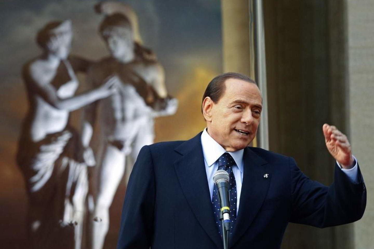 S. Berlusconi pastaruosius metus daugiausia nesiekė viešo dėmesio, bet pastarosiomis savaitėmis ryžtingai grįžo ir paskelbė, kad vėl galvoja apie savo kandidatūros iškėlimą.