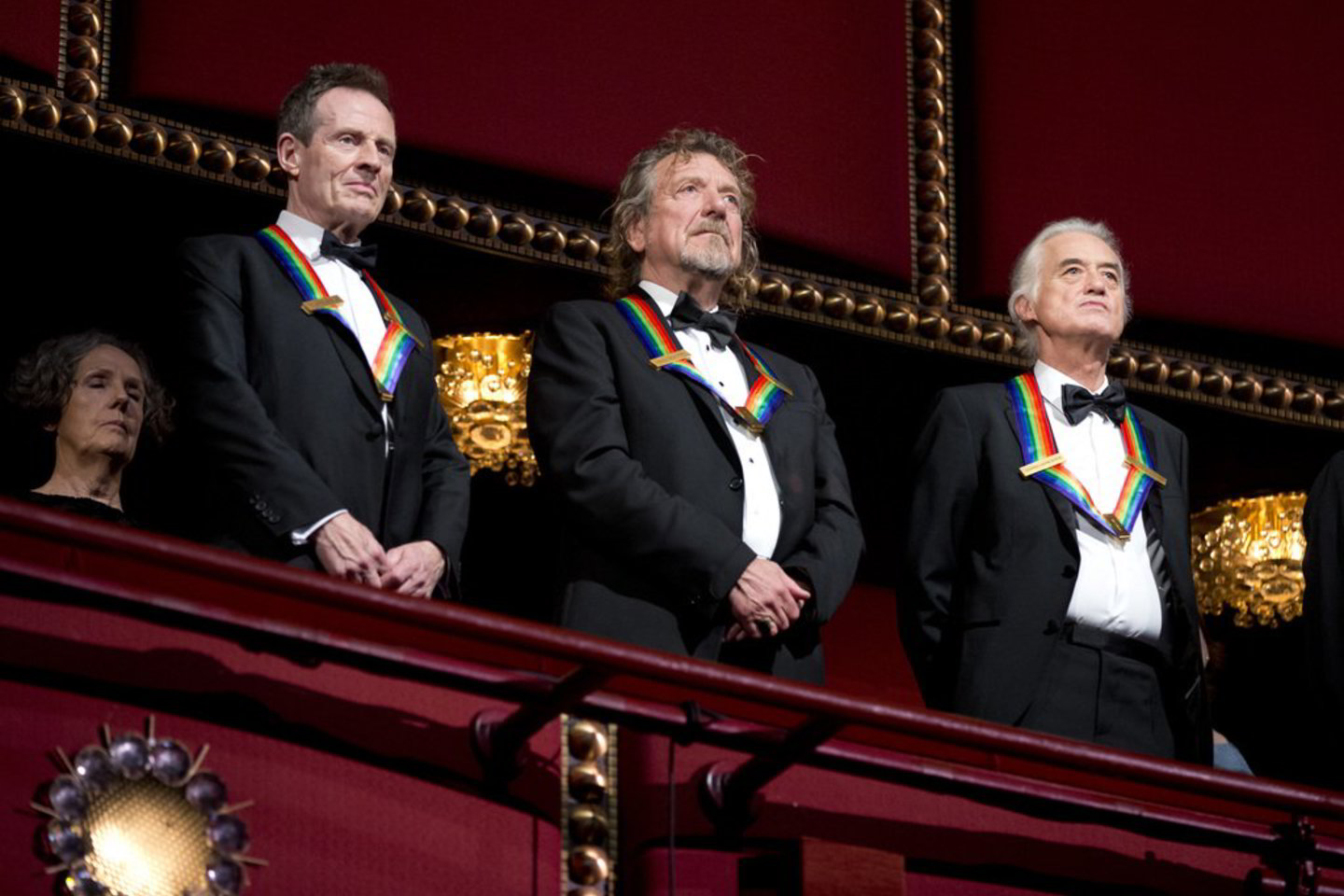 „Led Zeppelin“, Dustinas Hoffmanas ir Davidas Lettermanas buvo tarp septynių atlikėjų, pagerbtų už viso gyvenimo nuopelnus JAV kultūrai per iškilmingą sekmadienio vakaro ceremoniją, kuri būna pagrindinis Vašingtono socialinio metų gyvenimo įvykis.