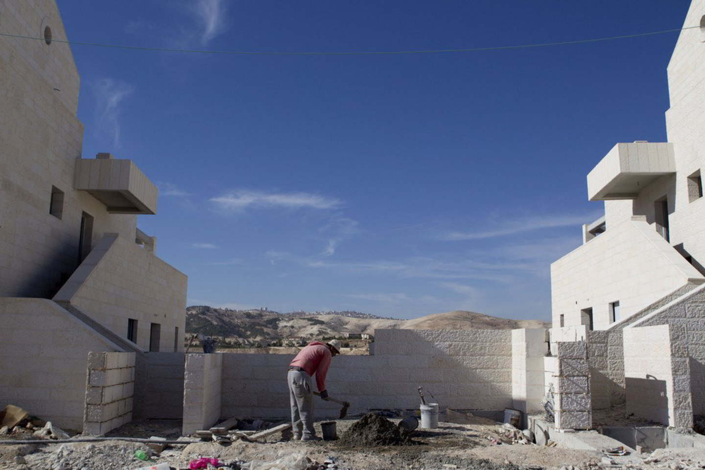 Namus Vakarų Krante žydų naujakuriams stato ir patys palestiniečiai.