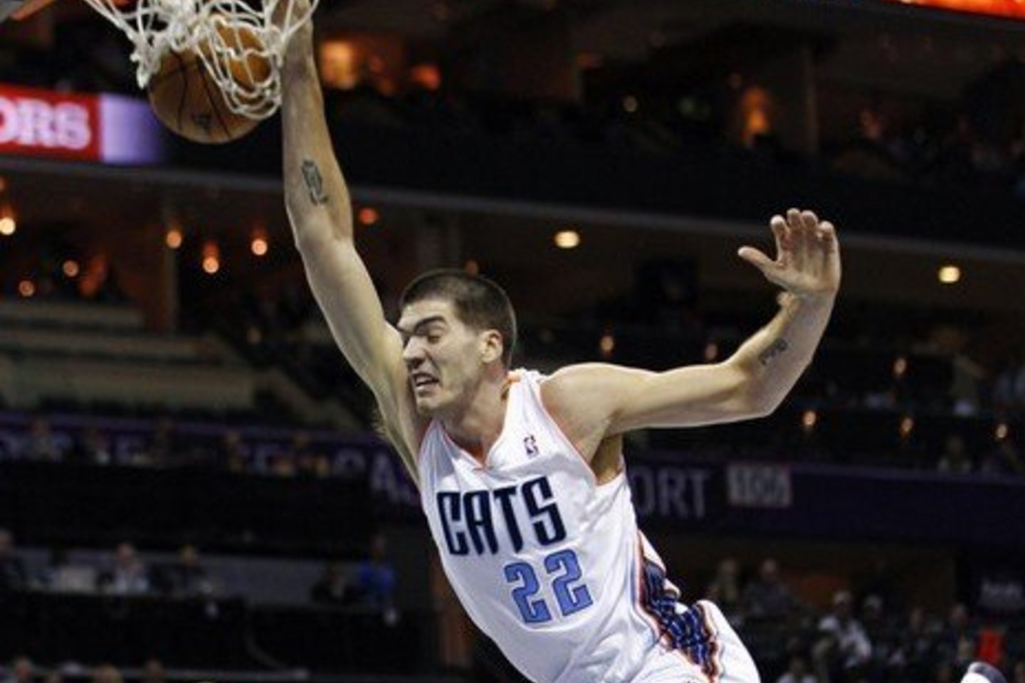 „Bobcats“ krepšininkas B. Mullensas į krepšį įkrovė per „Blazers“ atstovą L. Aldridge'ą.