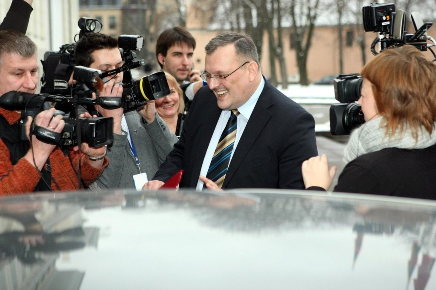 Žurnalistai vijosi politiką ir bandė jį prakalbinti, tačiau šis nebuvo linkęs bendrauti.