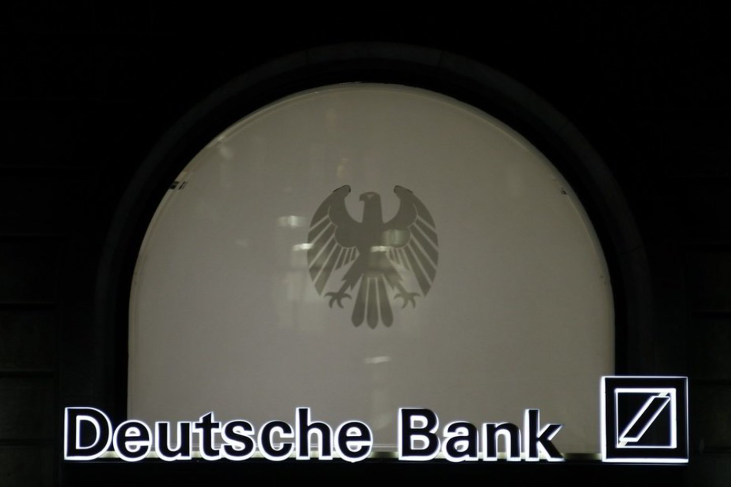 Didžiausias Vokietijos bankas „Deutsche Bank“ nuslėpė 12 mlrd. eurų nuotolių per pastarąjį sunkmetį.