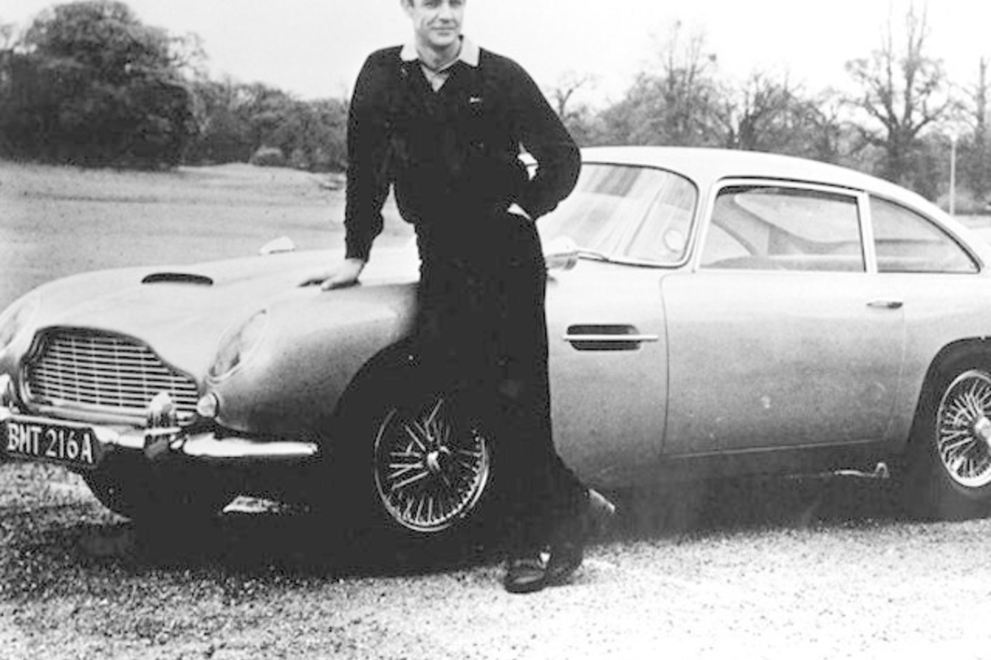 Legendinis aktorius Seanas Conneris prie automobilio „Aston Martin DB5“