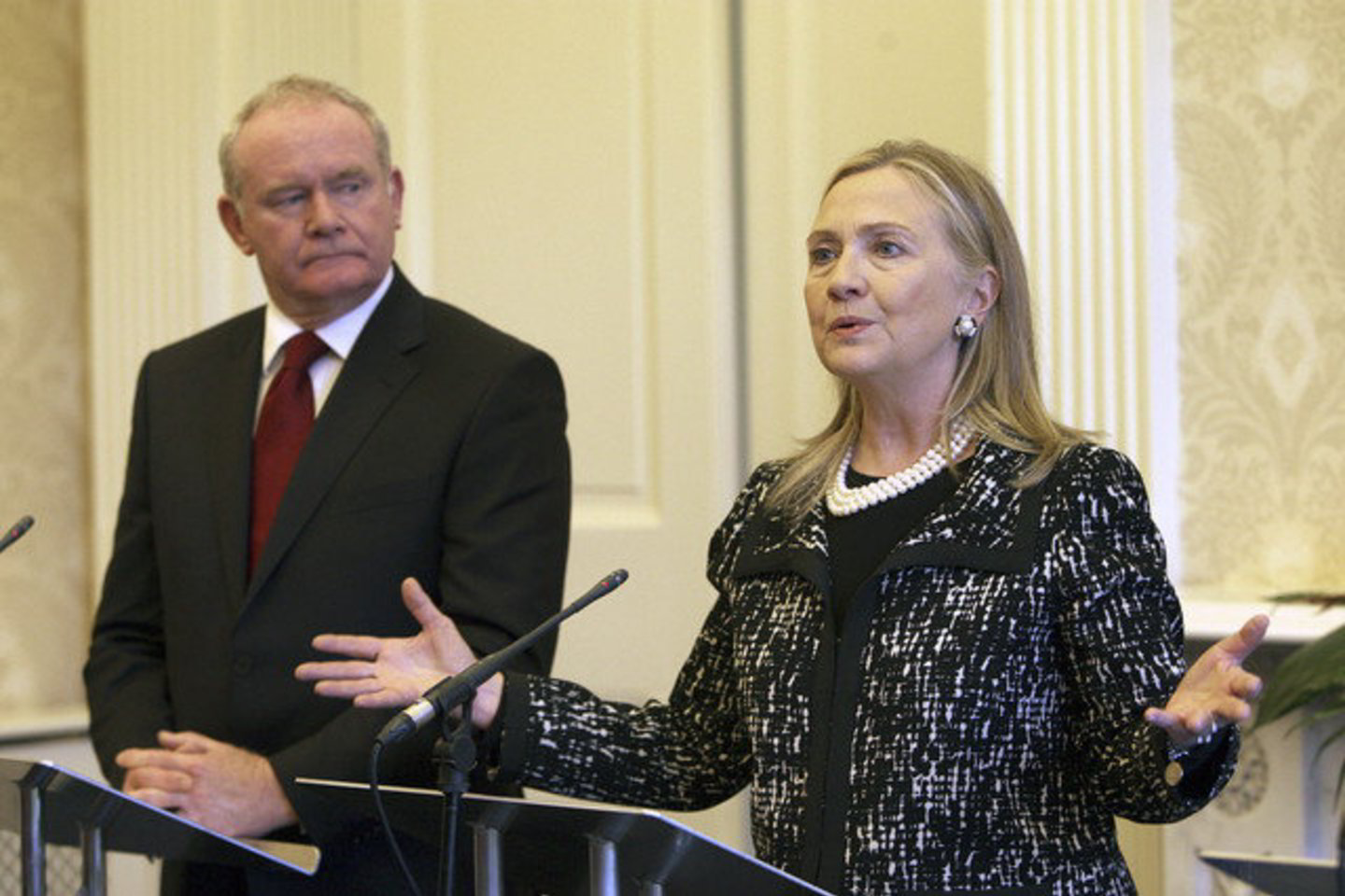 H. Clinton Belfaste sutiko Martinas McGuinnessas.