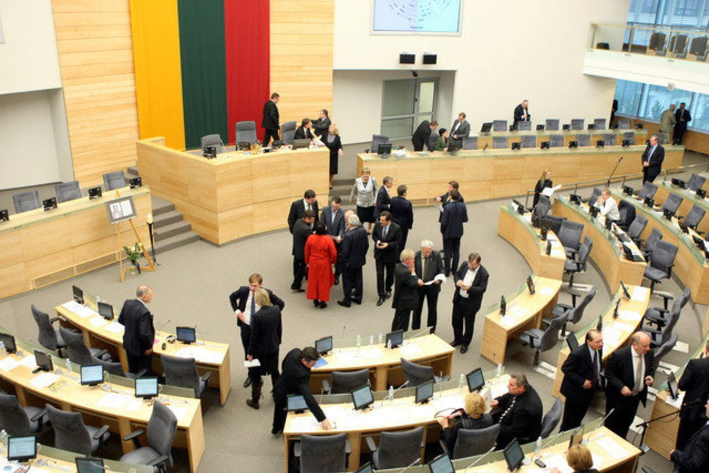 Demokratinėse valstybėse parlamentas renkamas piliečių ir atstovauja jų interesams, todėl Seimo logotipe prasmingos nacionalinės vėliavos spalvos.