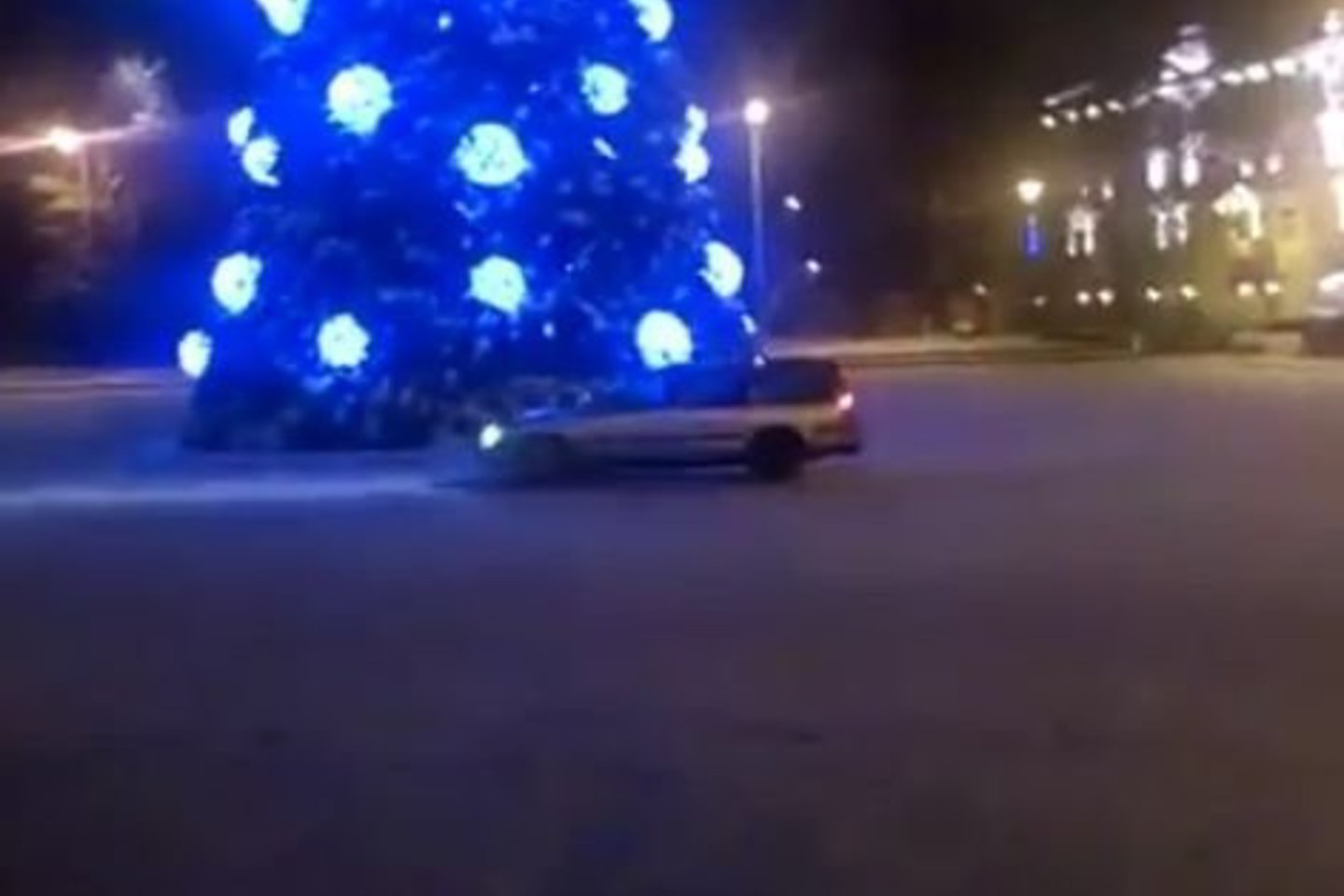 „Volvo“ vairuotojo chuliganiškas vairavimas Vilniaus centre aplink naująją Kalėdų eglę.