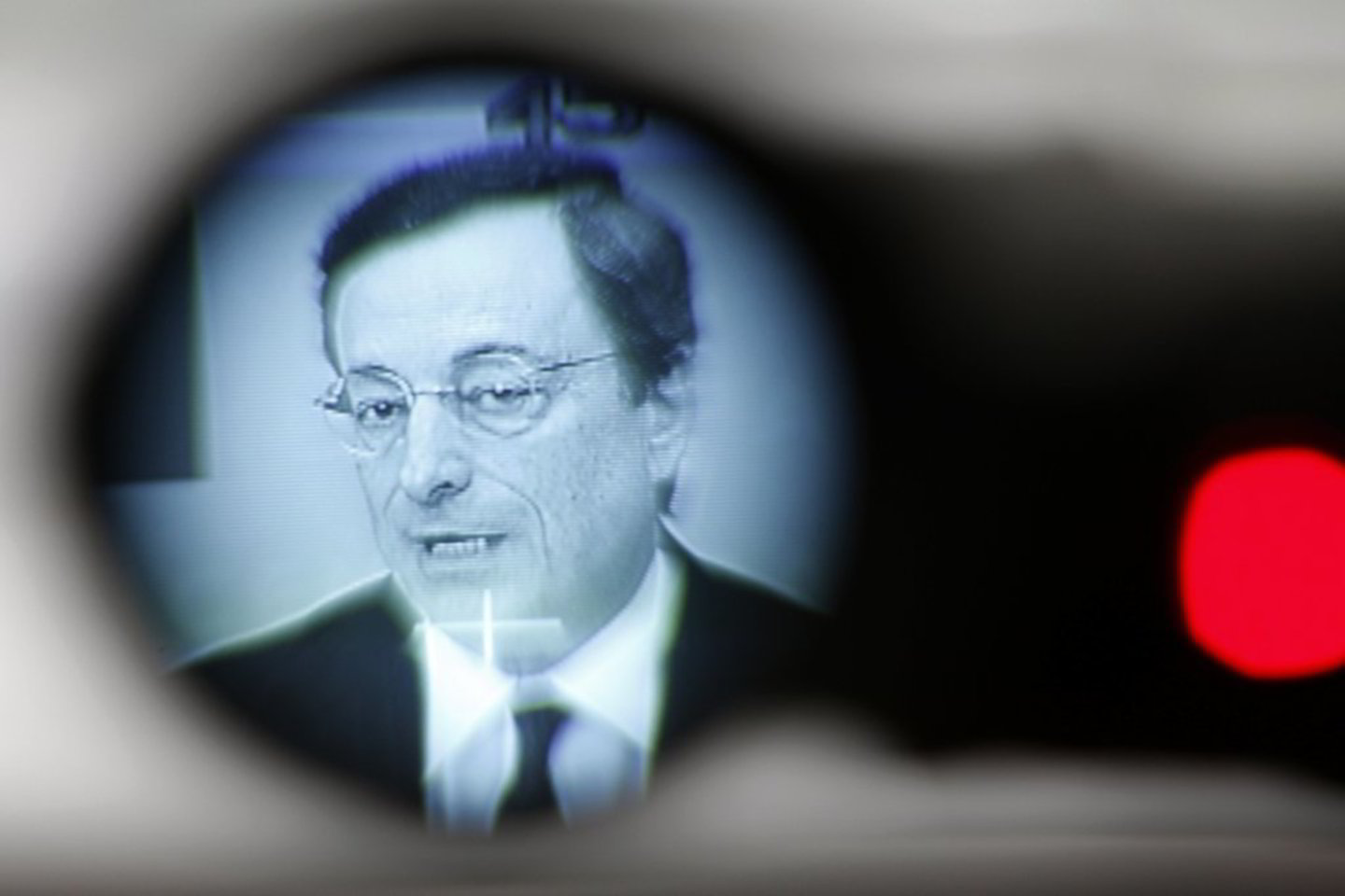 M. Draghi tvirtino, kad ECB kilo diskusijų dėl palūkanų normos mažinimo.