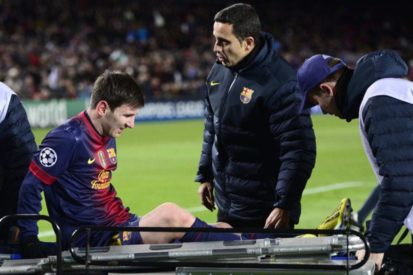 L. Messi aikštę teko palikti ant neštuvų.