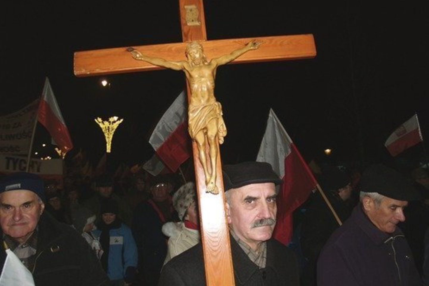 Lenkijos katalikai noriai lankosi antivyriausybinėse demonstracijose.
