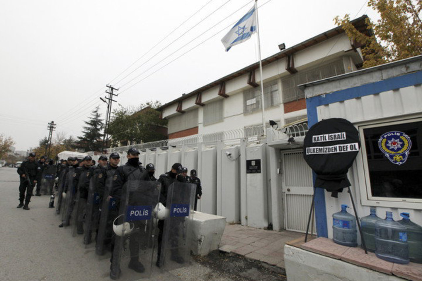 Išpuolius prieš Turkijos saugumo pajėgas paprastai rengia įvairios grupuotės, tarp kurių paminėtini islamistų ir kurdų kovotojai.