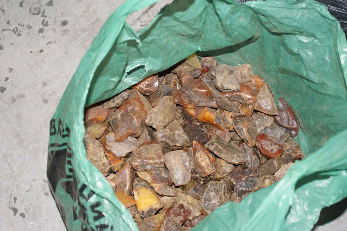 Muitininkai bagažinėje rado net neužmaskuotus polietileninius maišus su gintaro žaliava – iš viso 68, 8 kg gintaro.