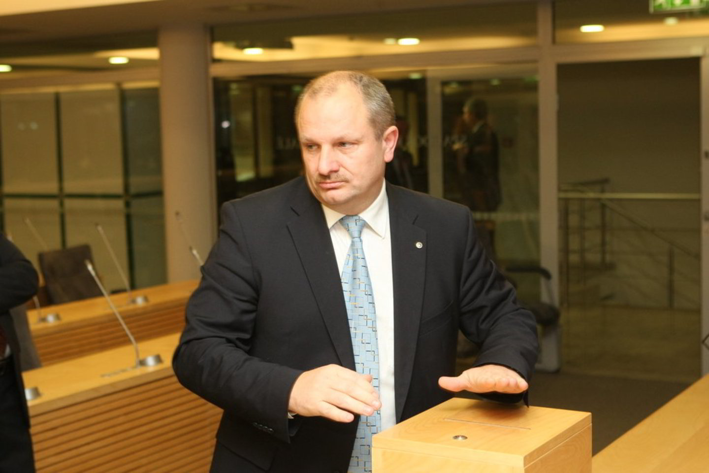 Konservatorių atsistatydinti stumiamas Seimo vicepirmininkas „tvarkietis“ K. Komskis neketina palikti posto.