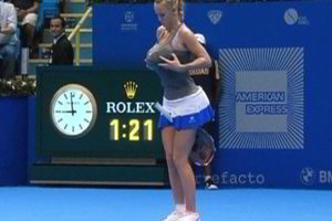 Tenisininkė C. Wozniacki kolegę S. Williams parodijavo už marškinėlių ir sijono prisigrūdusi rankšluosčių