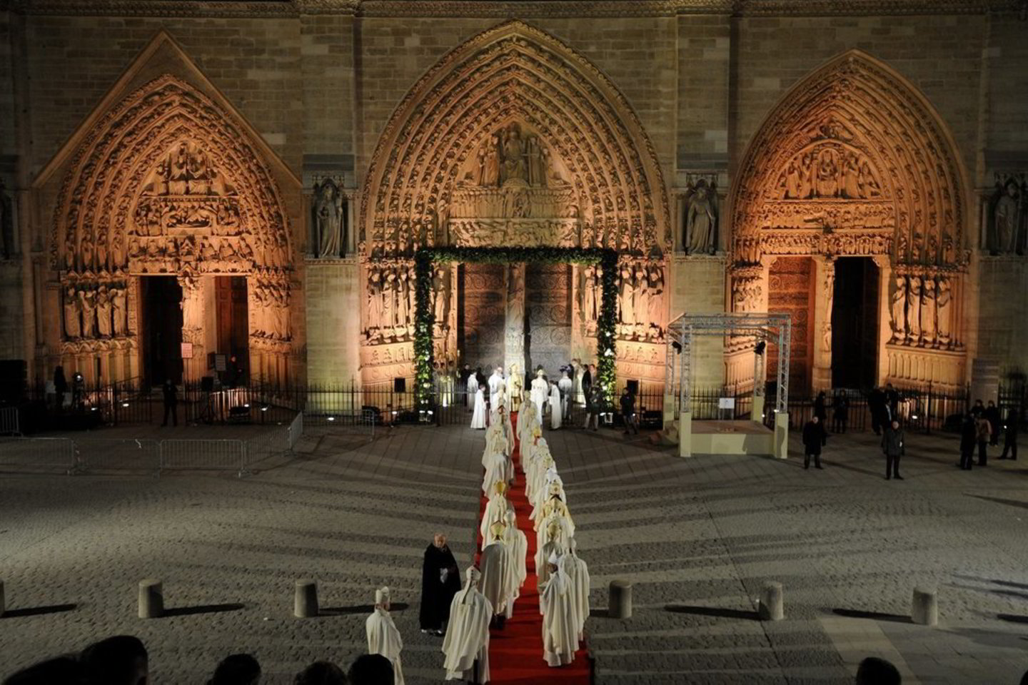 Paryžiuje trečiadienį prasidėjo iškilmės, skirtos garsiosios Dievo Motinos katedros 850-osioms gyvavimo metinėms paminėti.