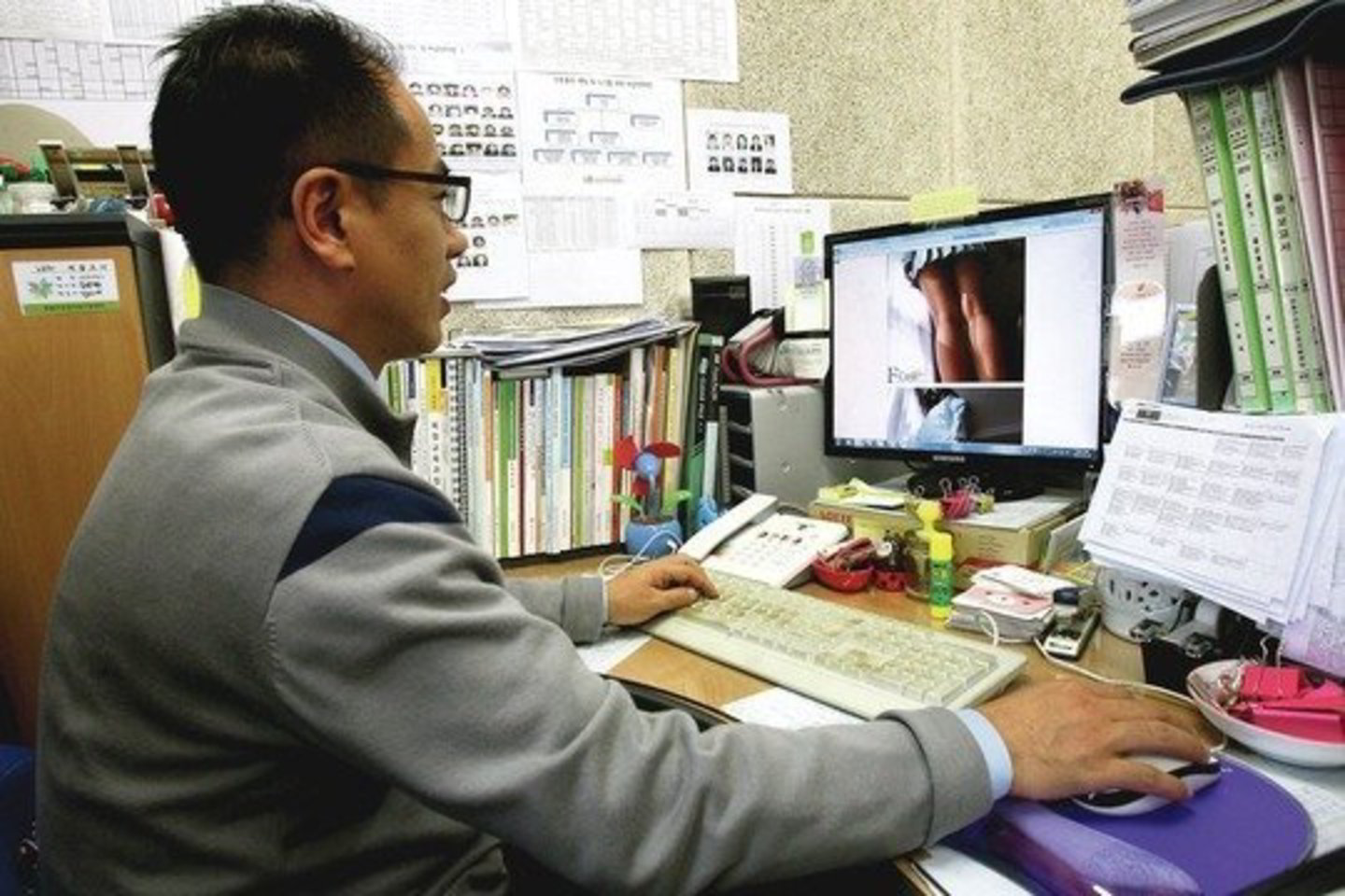 Moon Tae-Hwa naktimis ieško vis naujų pornografinių tinklalapių.