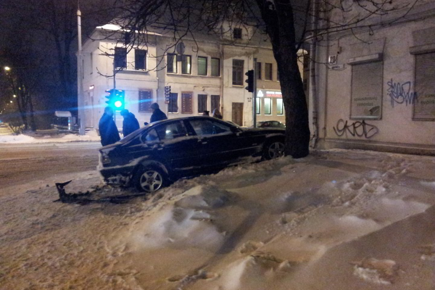 Sekmadienio avarija Vilniuje - Šeimyniškių ir Rinktinės gatvių sankryžoje: "Audi" rėžėsi į medį.