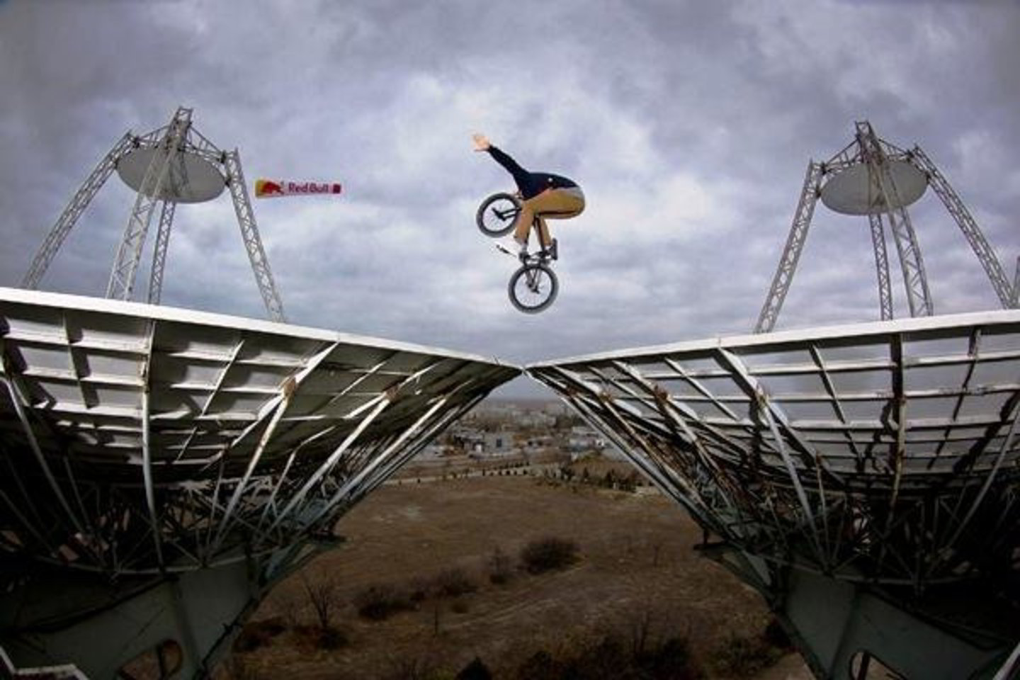 Ukrainos BMX dviračių meistro Vasilijaus Lukjanenko triukai ant Nacionalinio kosmoso centro radiolokacinės stoties antenų.