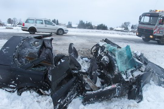 Pakeliui į motinos laidotuves Pasvalio rajone žuvo sūnus, dukra ir dar 2 šeimos nariai