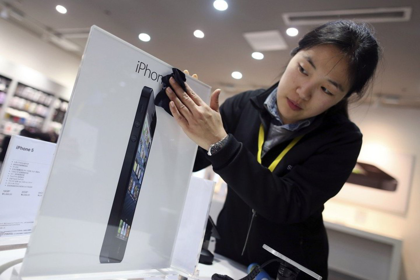 „Apple“ per tris dienas nuo penktadienio pristatymo Kinijoje pardavė daugiau nei 2 mln. naujojo „iPhone 5“.