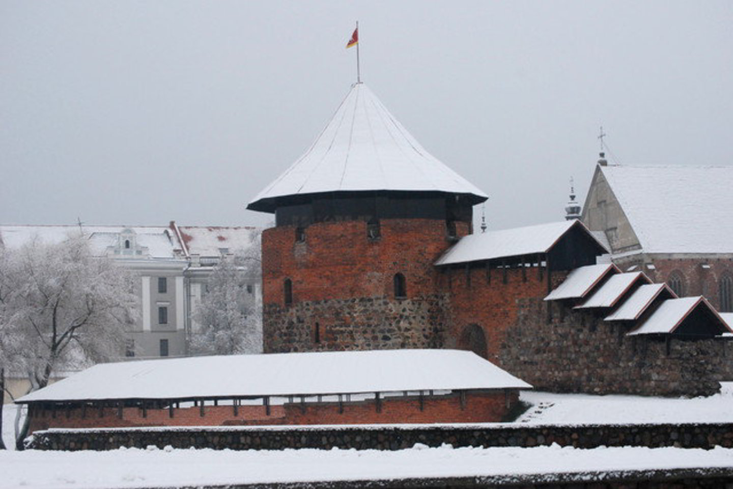 Priešais Kauno pilį - naujų daugiabučių kvartalas.