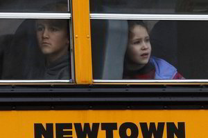 JAV Niutaune laidojamos žudynių aukos, mokiniai grįžta į mokyklas