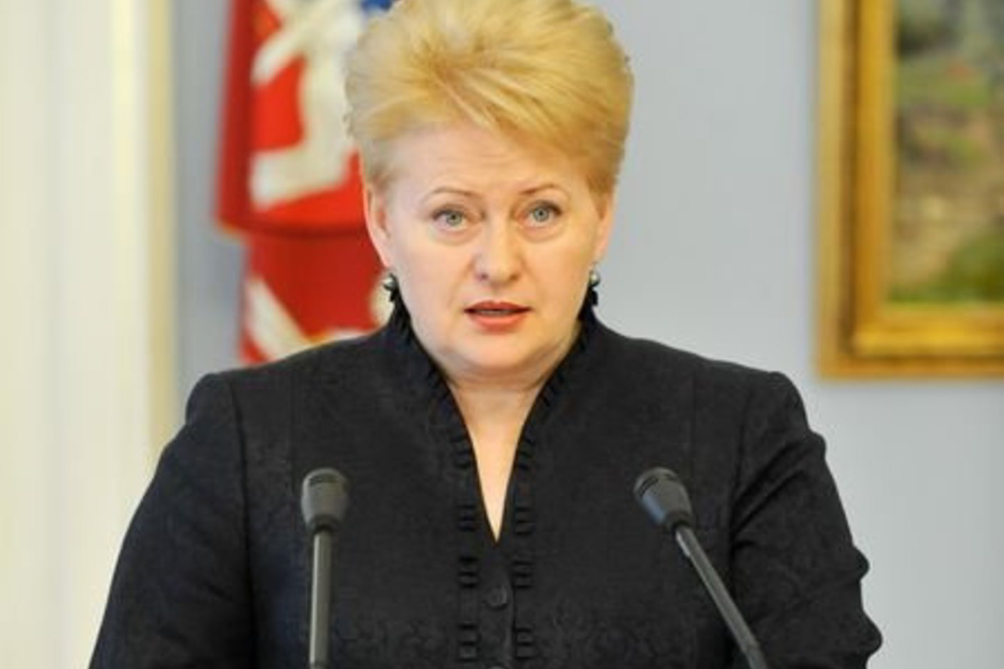 D. Grybauskaitė per šventes savo komandos nariams įteikia dovanų.